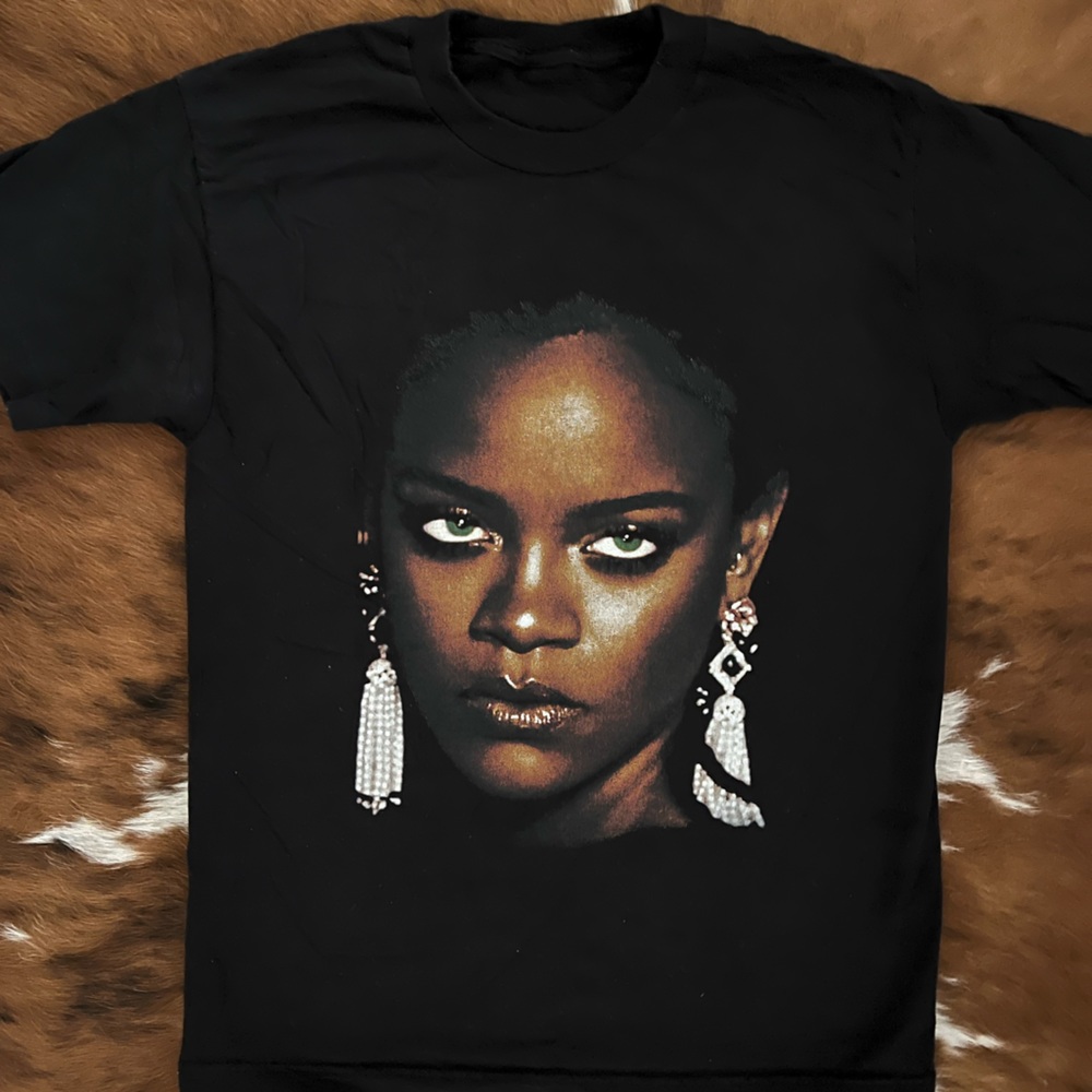 Rihanna tee